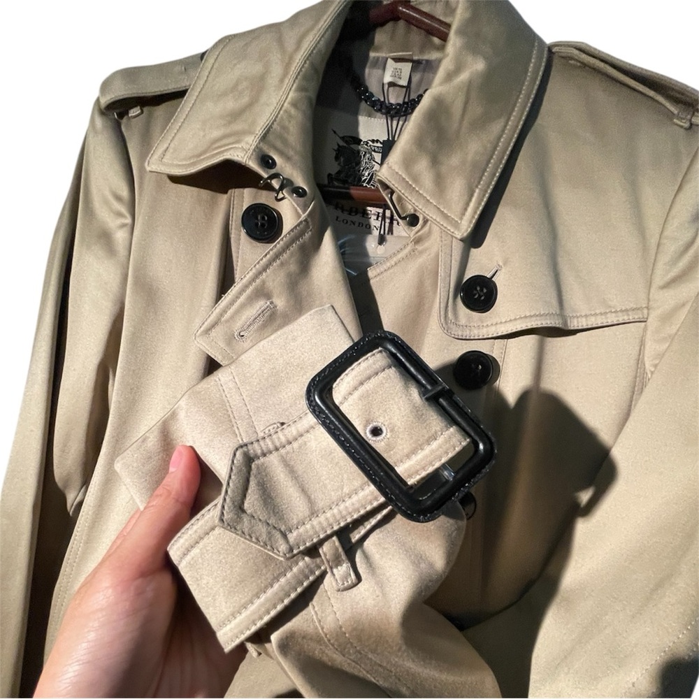 Burberry Light Beige Double-Breasted Trench Coat with Black Buttons - Picture 5 of 9